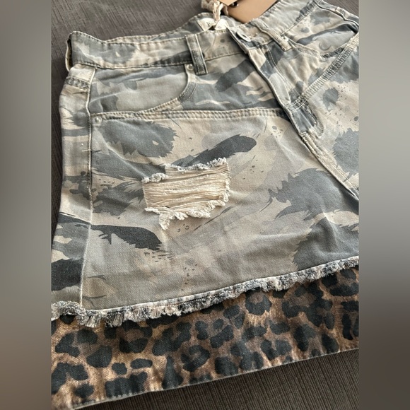 POL Camo & Leopard Print Distressed Denim Shorts Small Mixed Media NWT - Picture 4 of 9